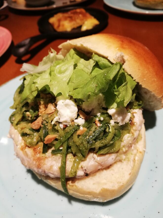 De Sesimbra por Malta a Génova, hambúrger de Espadarte, zucchini salteado com pesto genovês limonado, amendoim tostado, feta, alface, agrião e espinafres