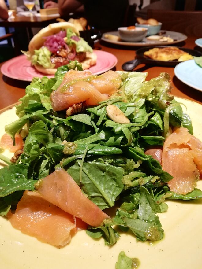 Salada de salmão fumado, azeitonas e Zucchini, pesto genovês, limonada e frutos secos