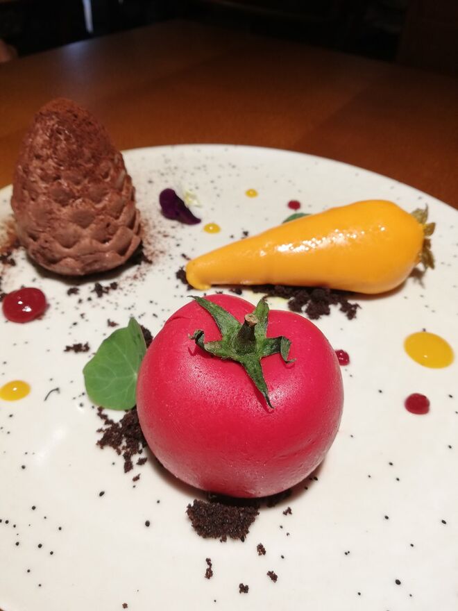 A sobremesa com tomate (mousse de tomate com três especiarias e fava tonka), cenoura (açafrão em duas texturas) e pinha (chocolate e aroma de pinheiro marítimo)