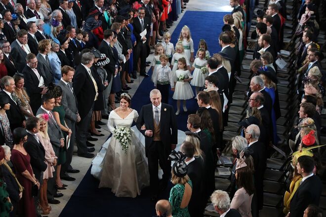A noiva entra na Capela de São Jorge, no Castelo de Windsor, com seu pai, o príncipe Andrew