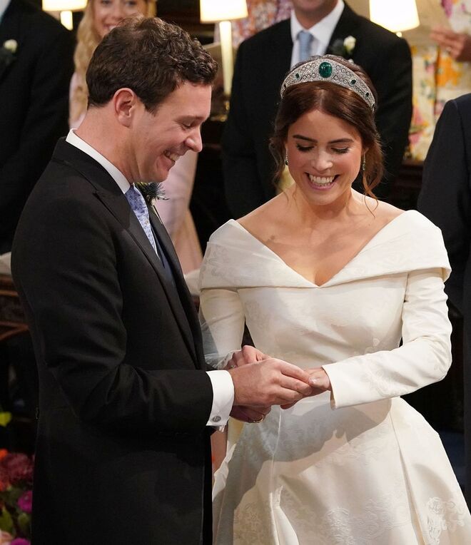 Jack Brooksbank põe a aliança na princesa Eugenie