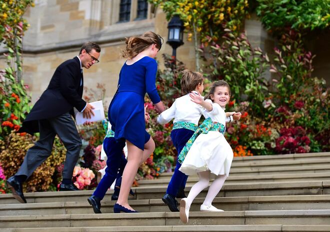 As damas de honor e pajens chegam à Capela de São Jorge