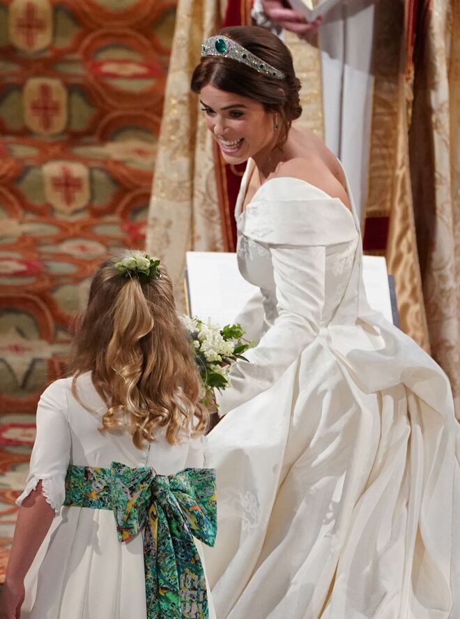 A princesa Eugenie dá seu bouquet à dama de honor Savannah Phillips