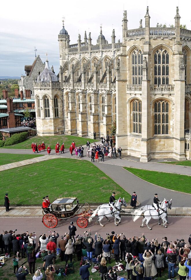 Depois da cerimónia, os noivos percorreram as ruas de Windsor na carruagem real