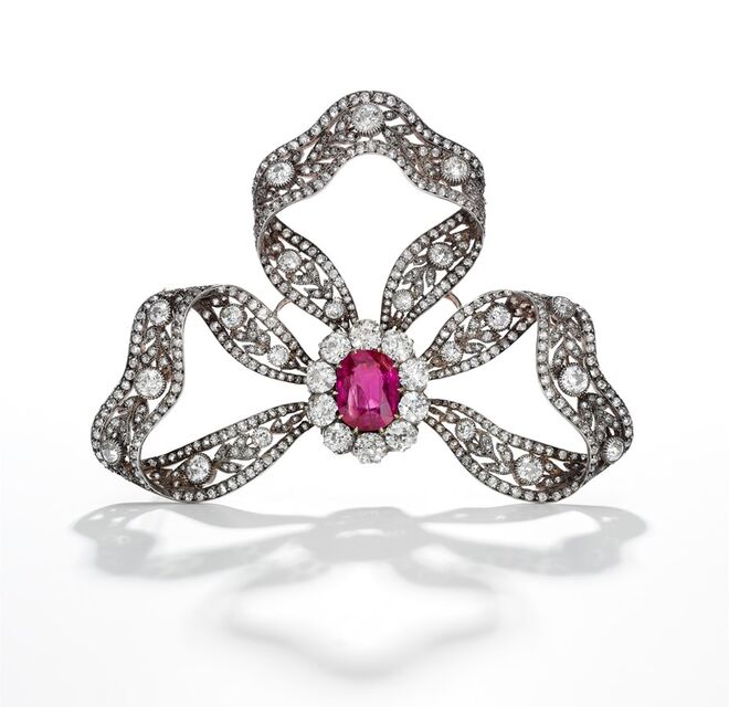 Pregadeira em diamantes com rubi. Leilão Royal Jewels from the Bourbon-Parma Family, da Sotheby’s.