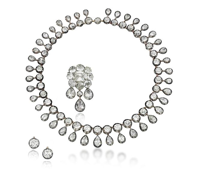 Conjunto com 95 diamantes, entre eles 5 diamantes solitários que pertenceram à rainha Maria Antonieta. Leilão Royal Jewels from the Bourbon-Parma Family, da Sotheby’s.