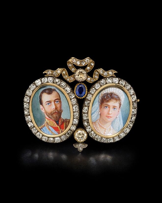 Preagdeira com miniaturas de Nicolau II e Alexandra, Fabergé, 1899/1903. Exposição Fabergé Rediscovered.