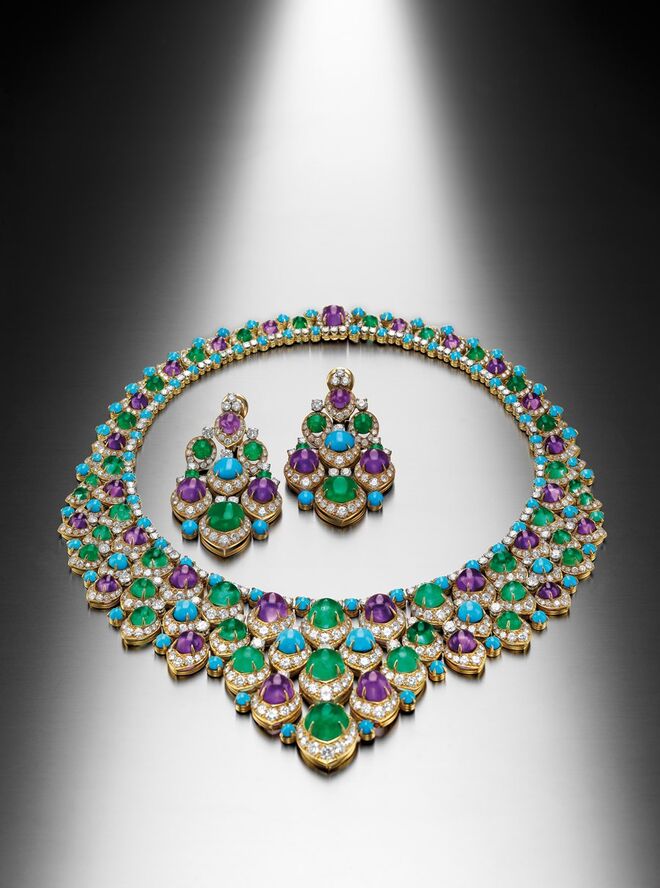 Colar e brincos Bib (1965), pertenceu à coleção Lyn Revson, atualmente na Coleção Bulgari Heritage. Exposição Bulgari. Tribute to Femininity. Magnificent Roman Jewels.