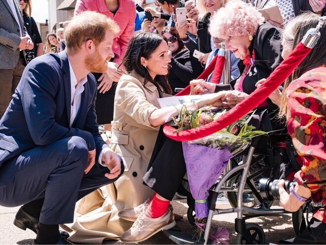 Príncipe Harry apresenta a Meghan Markle, Daphne Dunne de 98 anos, que ele conheceu em 2015, e novamente na sua última visita à Austrália em 2017.