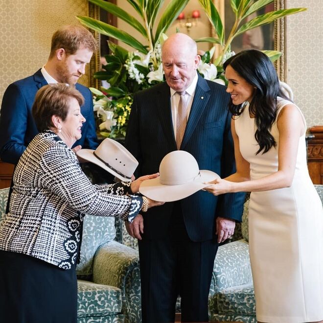 O Duque e a Duquesa de Sussex a serem recebidos pelo Governador-General da Austrália.