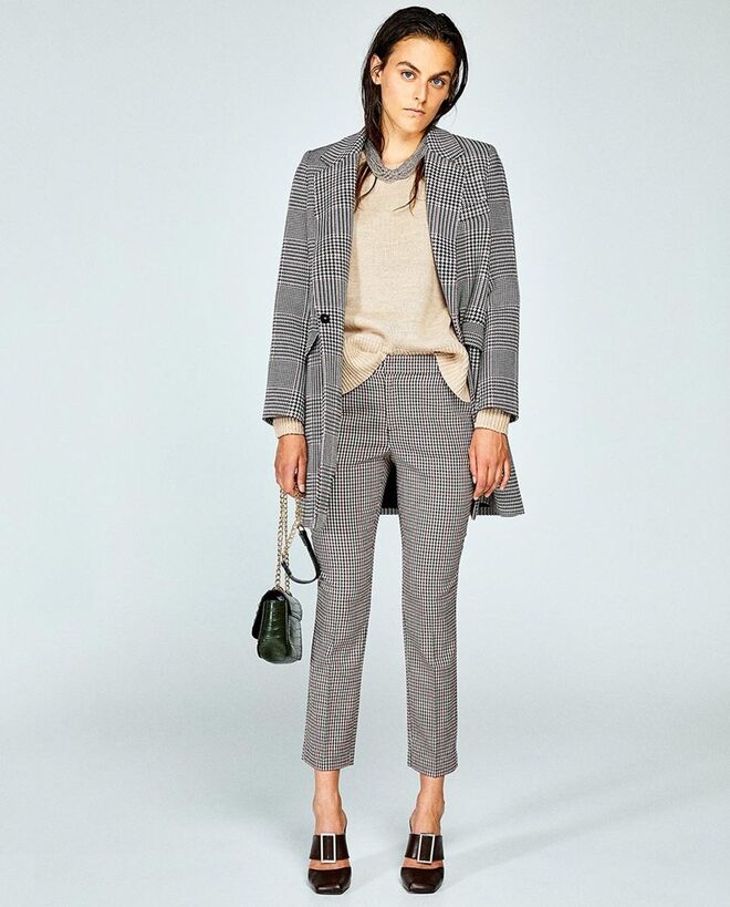 Calças chino aos quadrados, €25,99, Sfera