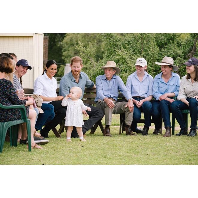 O Duque e a Duquesa de Sussex, com a família Woodley, na Mountain View Farm;