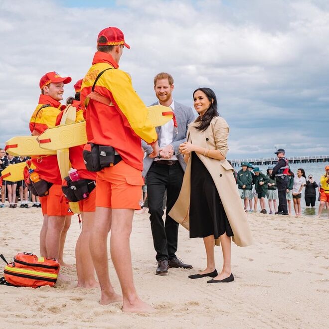 Depois de se juntarem a uma limpeza da praia de Melbourne, Harry e Meghan conhecem alguns nadadores-salvadores;