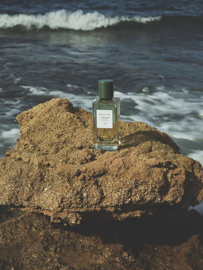 Para ele: Island Accord
A essência de uma vida passada no infinito mar azul gera magnetismo e mistério. Notas cítricas crocantes abrem a composição desta fragrância e são acentuadas por notas refrescantes, como menta, de efeitos suavizantes, num interessante jogo de misturas. 