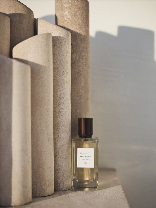 Para ele: Kashbah Sunset
Capta, concretamente, a experiência olfativa do deserto através de notas quentes de saída. Diferentes espécies florais alternam-se com folhas de distintas espécies botânicas, para oferecer um início intenso. O seu aroma é envolvido pela suavidade e delicadeza das suas notas finais.