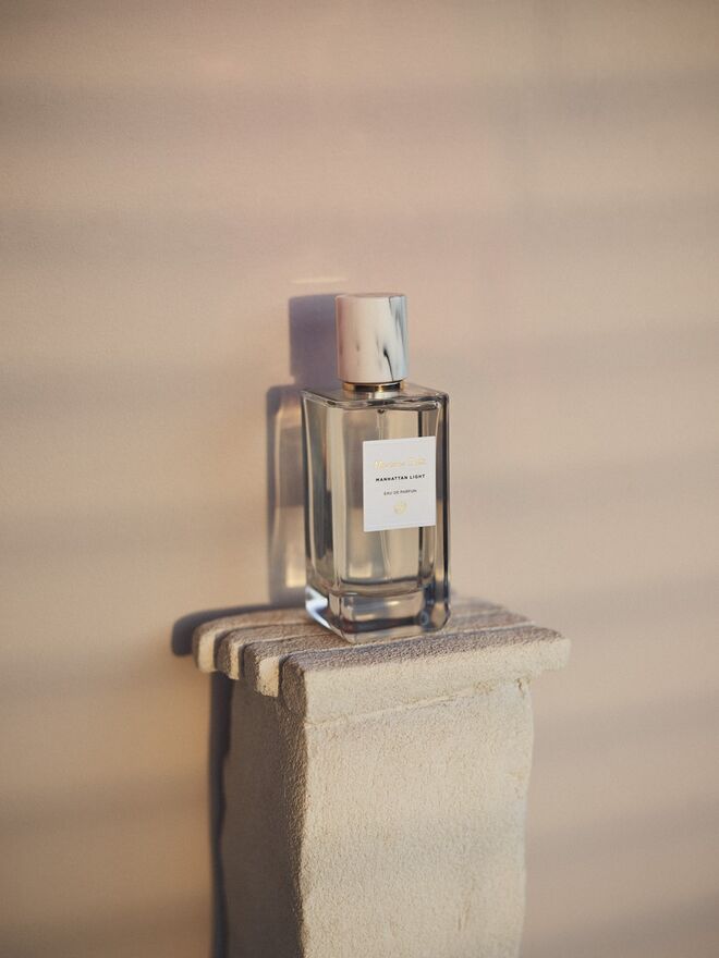 Para ela: Manhattan Light
Intemporal, embora moderno e inebriante ao mesmo tempo. Reflecte o espírito cosmopolita, elegante e vital da metrópole de ilusões, desafios e sonhos a cumprir.