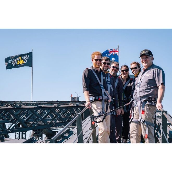 Príncipe Harry na ponte Ponte da Baía de Sydney, para hastear a bandeira dos "Invictus Games";