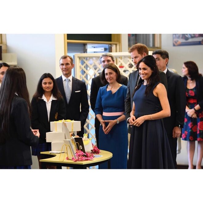 Os duques foram à escola secundária de MacArthur para conhecer os 9 alunos que estão a desenvolver um projeto de investigação sobre questoes de justiça social e a capacitação dos jovens;