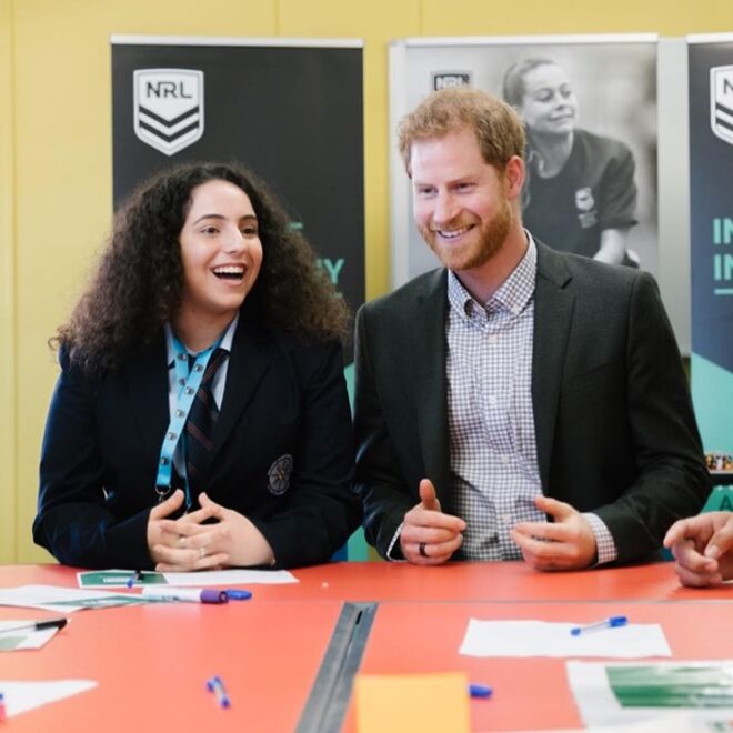 Os duques foram à escola secundária de MacArthur para conhecer os 9 alunos que estão a desenvolver um projeto de investigação sobre questões de justiça social e a capacitação dos jovens;