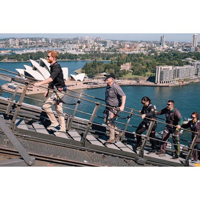 Príncipe Harry a subir a ponte Ponte da Baía de Sydney, para hastear a bandeira dos "Invictus Games";