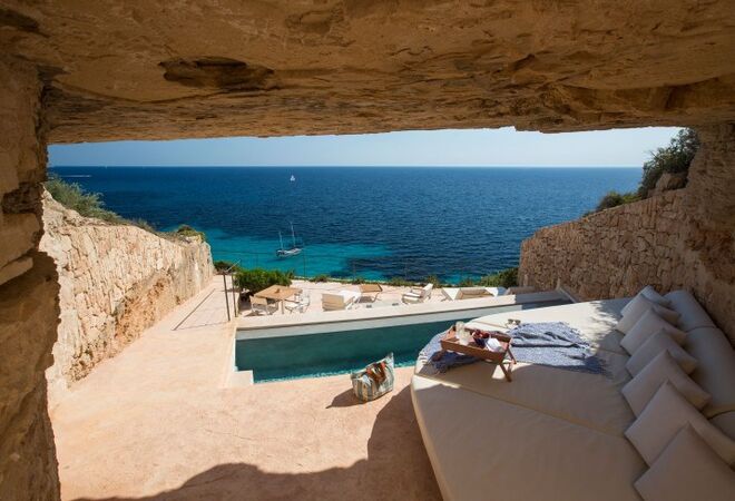 Cap Rocat, Maiorca, Espanha
Um antigo forte militar escondido num penhasco na baía de Palma. Um hotel que também é património nacional, com piscinas que entram pelo mar e bons restaurantes. 
