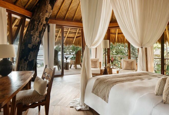 Nihi Sumba Island, Indonésia
Dormir ao ar livre numa cama que entra particamente dentro da Natureza e um quarto do qual também se vê o mar. No Nihi Sumba Marangga, cada villa tem um jardim privado, um chuveiro ao ar livre, uma piscina privada e um terraço. 