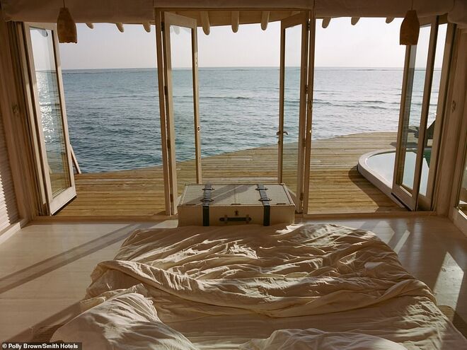 Soneva Jani, Maldivas
Um resort que atravessa cinco ilhas pequenas e que se abre para o mar de quase todos os ângulos. Além deste cenário idílico, os hóspedes podem abrir o telhado para ver as estrelas enquanto estão deitados na cama. 