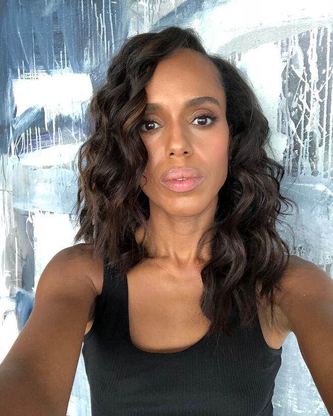 AQUÁRIO (20 de janeiro - 18 de fevereiro)
Tipo de amor: Espontâneo
Os nativos de Aquário têm personalidades complexas. Valorizam a liberdade e prezam a amizade, mesmo em relação às pessoas por quem se apaixonam. Para fora, passam uma imagem de força e desapego, mas quem os conhece facilmente percebe a sua natureza carinhosa e romântica. Gostam de fazer programas simples, de boas conversas. 