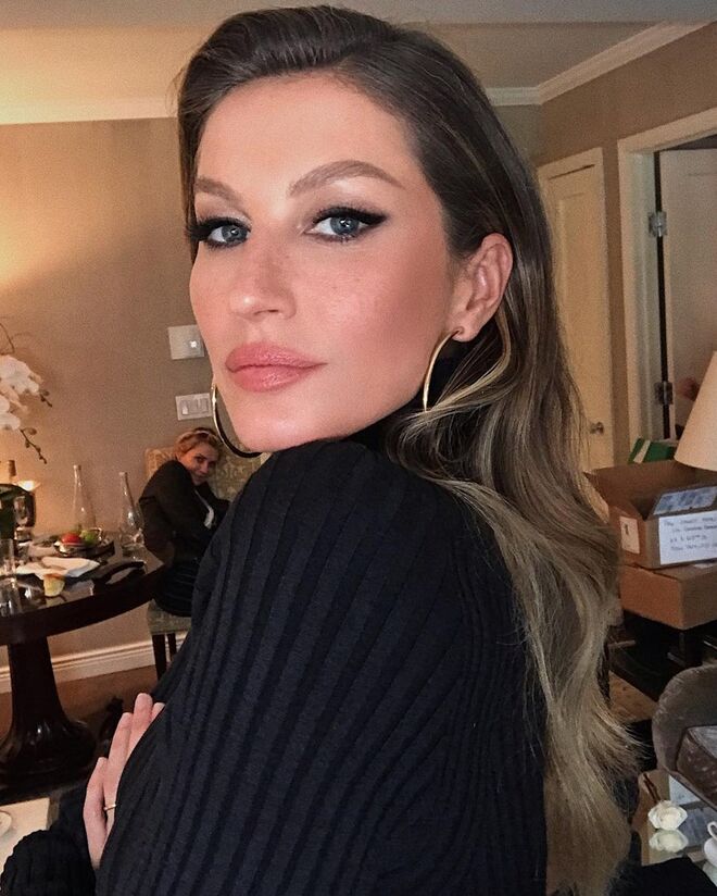 CARANGUEJO (21 de junho – 22 de julho)
Tipo de amor: Cuidadoso
De sensualidade discreta, os nativos de caranguejo conectam-se com os outros de uma maneira profunda e emocional que pode surpreender quem os rodeia. Doces e carinhosos, não se deixam enganar por jogos amorosos ou por sentimentos inconstantes. Sabem o que querem e, não sendo agressivos, luram para conseguirem o que desejam. 