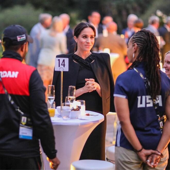Meghan Markle a conhecer alguns participantes na Casa do Governo de Sydney. 