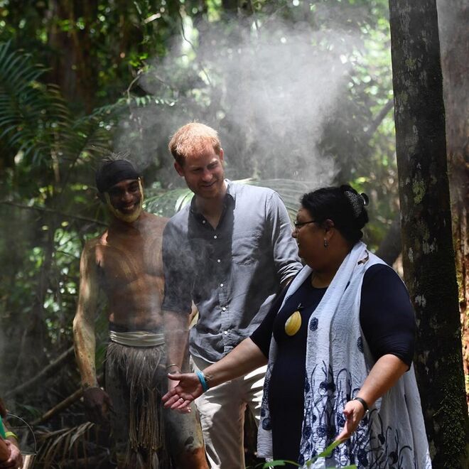 O Duque com a comunidade da Ilha de Fraser, depois de um discurso sobre a preservação florestal da ilha; 