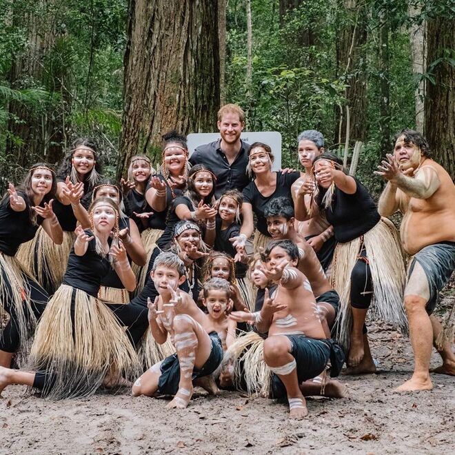 O duque com a comunidade da Ilha de Fraser, depois de um discurso sobre a preservação florestal da ilha; 