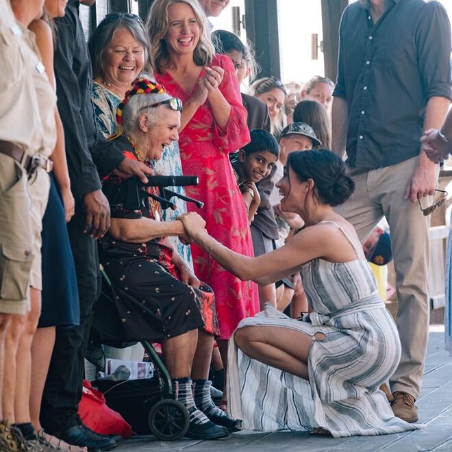 Meghan Markle a cumprimentar os habitantes de Queensland, que foram até à praia, para a receber; 