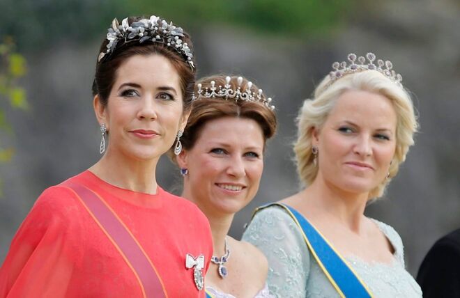 As princesas Mary da Dinamarca e Marta Luisa e Mette-Marit da Noruega no casamento da pricnesa Madalena da Suécia.