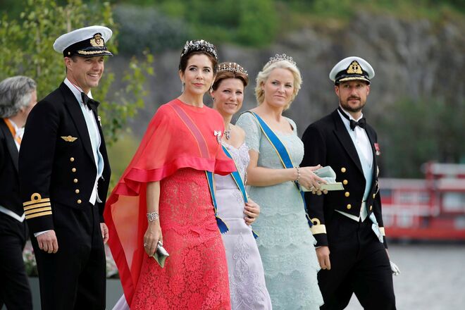 As princesas Mary da Dinamarca e Marta Luisa e Mette-Marit da Noruega no casamento da pricnesa Madalena da Suécia.