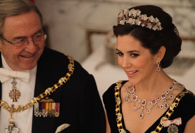 A princesa Mary da Dinamarca com a Tiara Dinamarquesa de Rubis. 