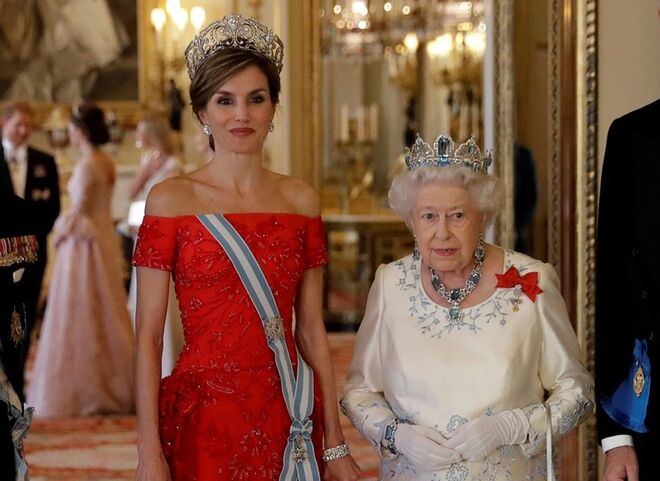 A rainha Letizia com a tiara Flor de Liz e a rainha Isabel II com a tiara de Aquamarinas.
