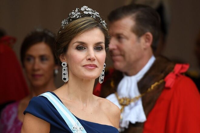  A rainha Letizia de Espanha, com a tiara Floral, em visita oficial ao Reino Unido. 