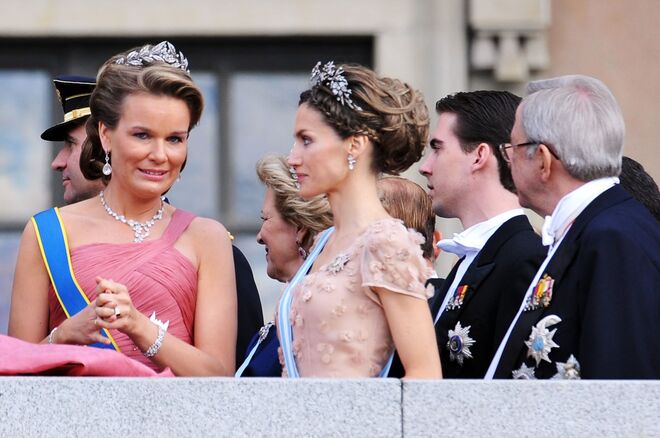 A princesa Matilde da Bélgica e a princesa Letizia de Espanah no casamento da princesa Victoria da Suécia, em 2010.