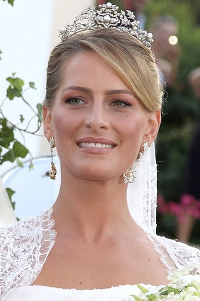 Tatiana Blatnik com a Tiara Antique Corsage, no casamento com o príncipe Pavlos da Grécia.