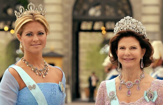 A princesa Madalena da Suécia com a Tiara Forget-Me-Not e a rainha Sílvia da Suécia com a tiara Bragança.
