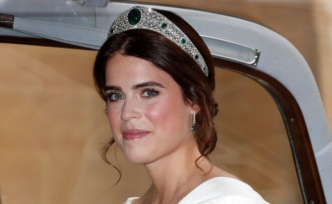 A princesa Eugenie com a tiara Greville Kokoshnik de esmeraldas, da coleção da rainha Isabel II de Inglaterra.