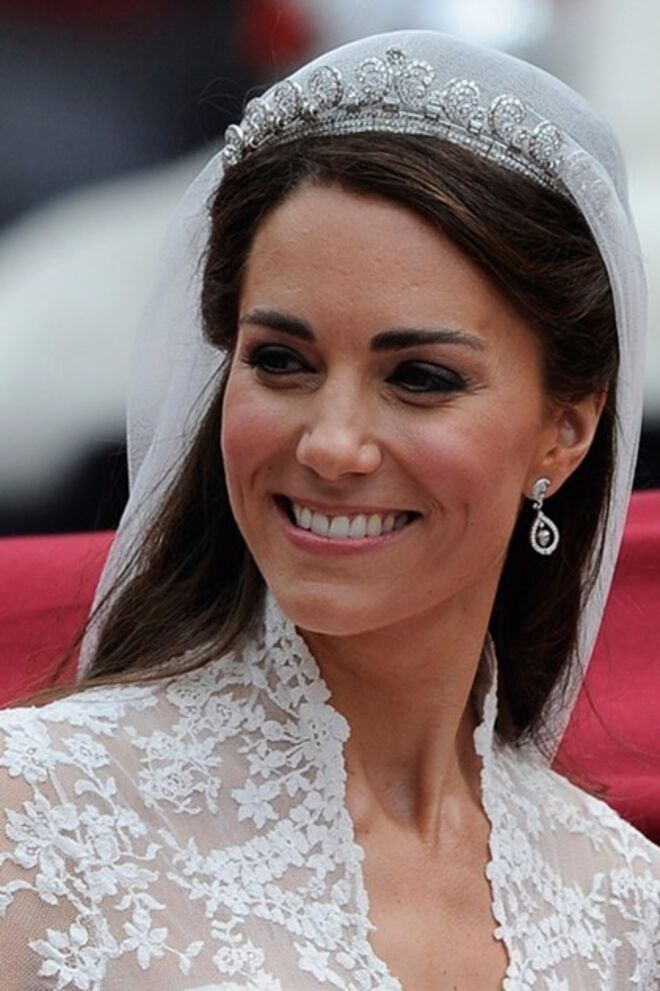 Kate Middleton com a tiara Halo (Cartier), da coleção da rainha Isabel II de Inglaterra.