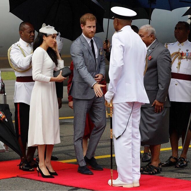 A receção aos Duques no Aeroporto de Nausori, na chegada às Ilhas Fiji;