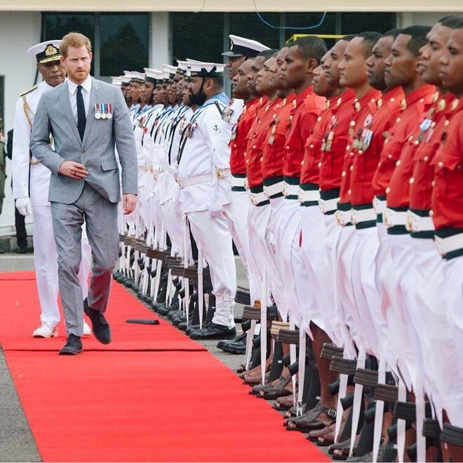 A receção aos Duques no Aeroporto de Nausori, na chegada às Ilhas Fiji;
