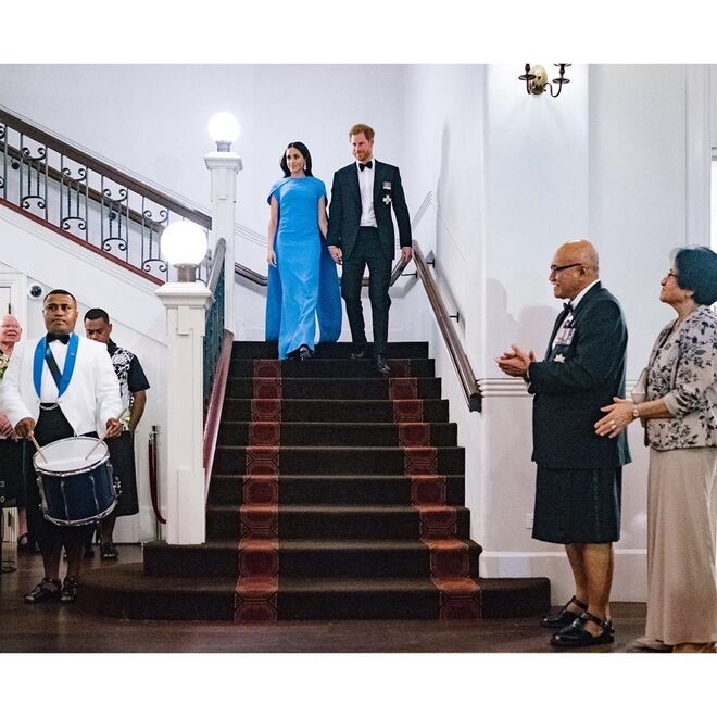 A chega de Meghan e Harry ao jantar estadual, organizado pelo presidente das Ilhas Fiji;