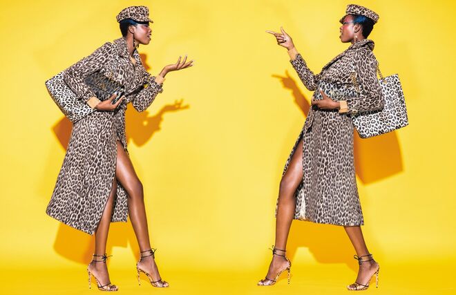 Casaco em lã e camisola em caxemira, Max Mara. Brincos em metal com cristais, Swarovski. Boné em lã e carteira em poliuretano, Primark. Clutch em algodão e lurex e sandálias em pelo e PVC, Christian Louboutin