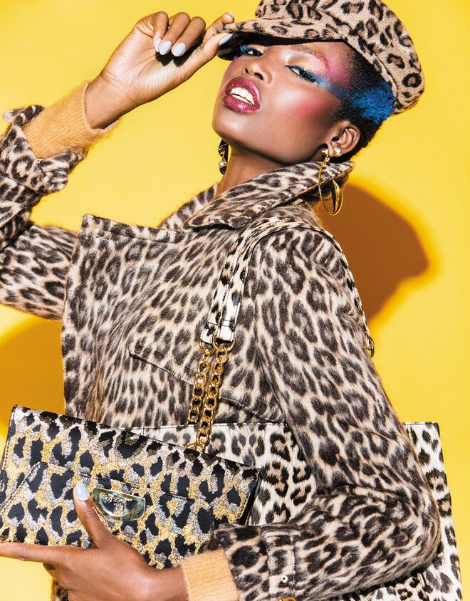 Casaco em lã e camisola em caxemira, Max Mara. Brincos em metal com cristais, Swarovski. Boné em lã e carteira em poliuretano, Primark. Clutch em algodão e lurex, Christian Louboutin