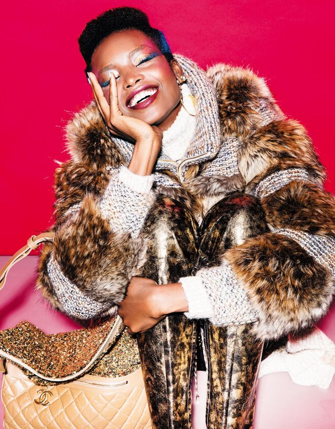 Vestido em caxemira. Blusão em caxemira e pelo. Botas em pele. Carteira em pele e tweed. Tudo Chanel. Brincos em ródio com cristais, Swarovski