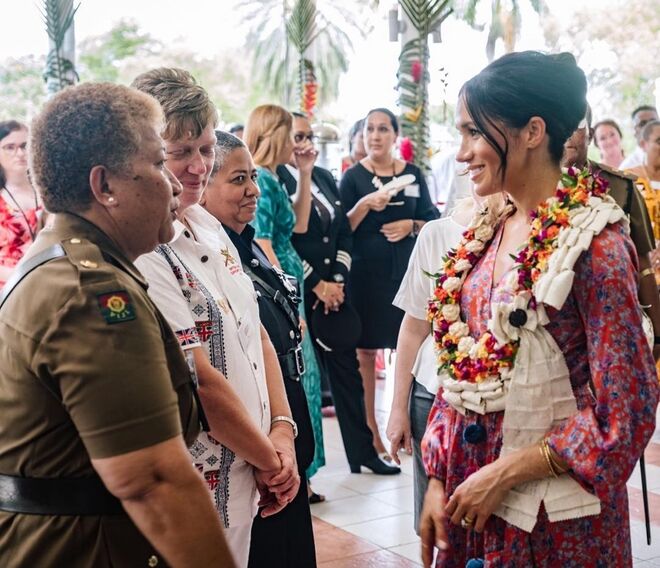 Na Residência do Alto Comissário em Fiji, a Duquesa de Sussex reuniu participantes de programas locais que trabalham para capacitar mulheres em papéis não tradicionais.